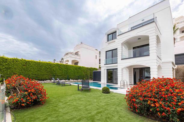 Bodrum Yalıkavak' ta Marina Manzaralı Özel Havuzlu 4+2 Kiralık Villa