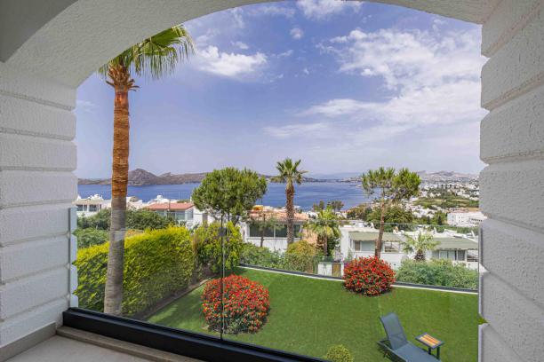 Bodrum Yalıkavak' ta Marina Manzaralı Özel Havuzlu 4+2 Kiralık Villa