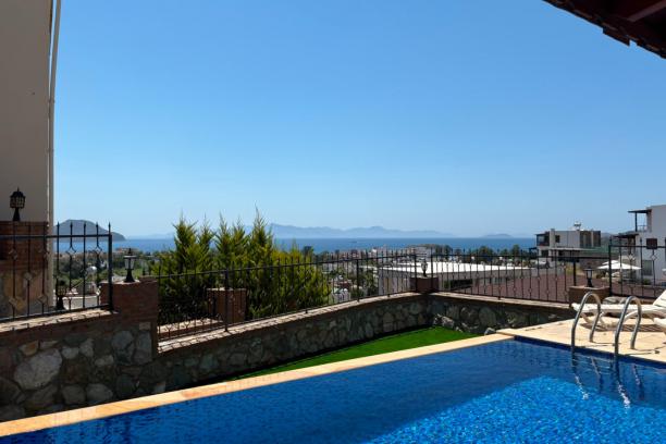 Bodrum Turgutreis Kadıkalesinde Deniz Manzaralı Özel Havuzlu Villa