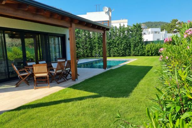 Konacık'ta Özel Havuzlu Müstakil Bahçeli 3+1 Villa