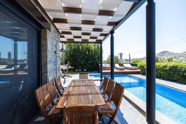 BodrumYalıkavak'ta Marinaya Yakın Özel Havuzlu 6 Odalı Taş Villa